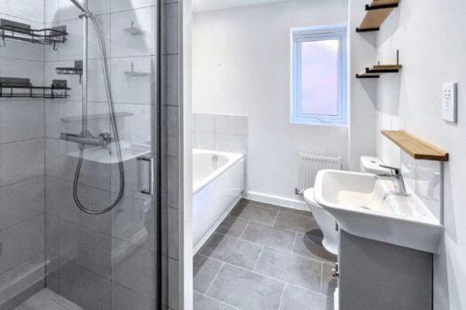 Four Bedroom House To let in Welham Close