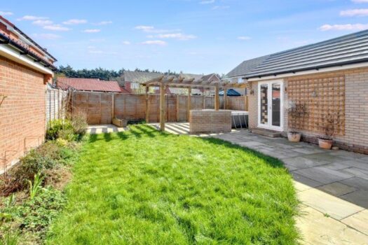 Four Bedroom House To let in Welham Close