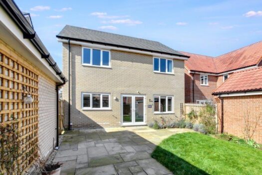 Four Bedroom House To let in Welham Close