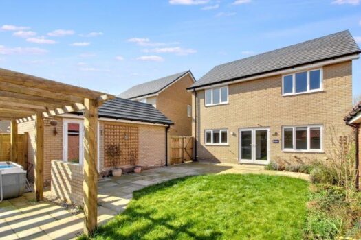 Four Bedroom House To let in Welham Close