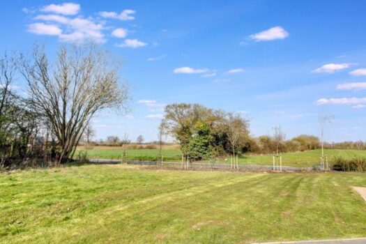 Four Bedroom House To let in Welham Close