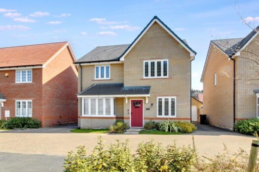 Four Bedroom House To let in Welham Close