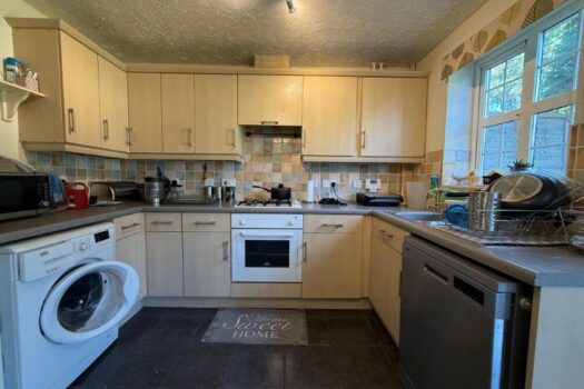 Three Bedroom House To Let in Nightingale Close