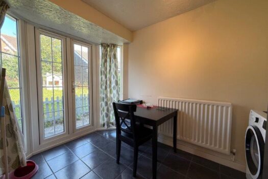 Three Bedroom House To Let in Nightingale Close
