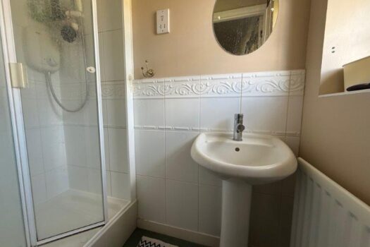 Three Bedroom House To Let in Nightingale Close