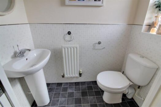 Two Bedroom House To Let in Guillemot Close