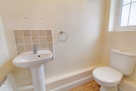 Three Bedroom House To Let in Chaucer Close