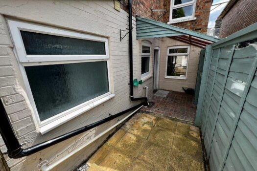 Three Bedroom House To Let on Victoria Road